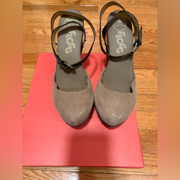 FLOGG Women's Tan Suede Shoes NWT - Picture 1 of 7